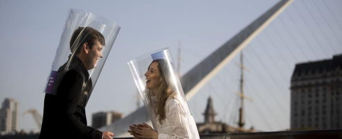 (200919) -- BUENOS AIRES, 19 septiembre, 2020 (Xinhua) -- Imagen el 18 de septiembre de 2020 del abogado y emprendedor Pablo Bogdan (i) portando el dispositivo "Tubo Respira Bien" mientras conversa con su esposa Maria Dreller (d) en Puerto Madero, en la ciudad de Buenos Aires, capital de Argentina. Un inventor argentino se convirtió en la sensación de la ciudad de Buenos Aires, al desarrollar un innovador dispositivo plástico que protege contra la enfermedad causada por el nuevo coronavirus (COVID-19). Se trata de una herramienta denominada "Tubo Respira Bien", un diseño transparente hecho de plástico PET que cubre la parte superior del cuerpo desde debajo de los hombros hasta por encima de la cabeza, protegiendo ojos, boca y nariz. (Xinhua/Martín Zabala) (mz) (rtg) (ce)