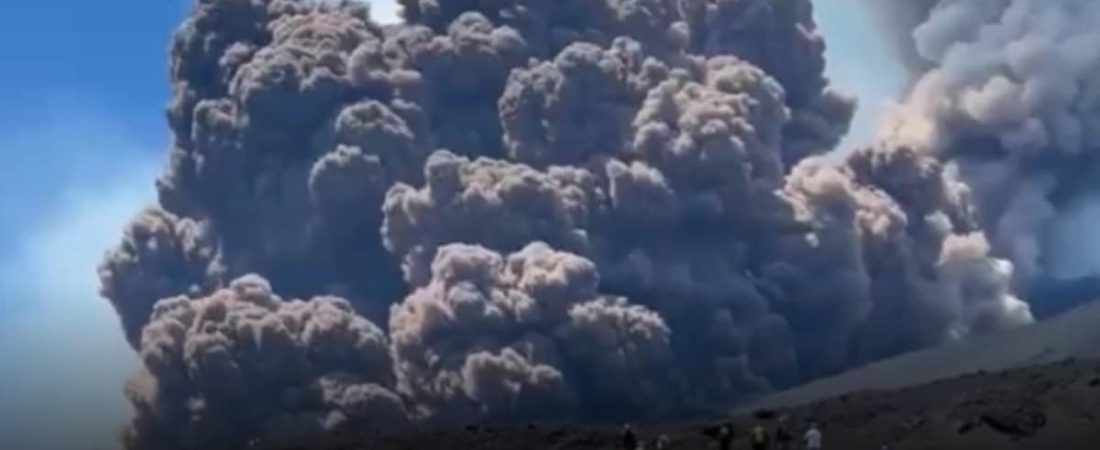Turistas-huyen-aterrorizados-por-erupcion-del-volcan-Etna-en-Italia-intriper.jpg
