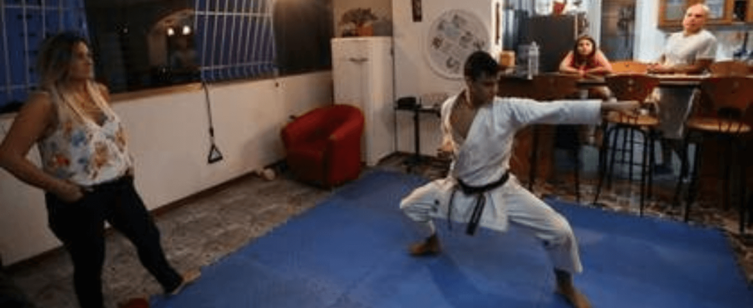 Un campeón de karate busca mantener su entrenamiento con sofás y taburetes desde el living de su casa r