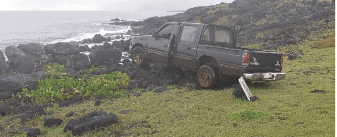 Un chileno residente en Isla de Pascua fue detenido por chocar con su camioneta a una estructura Moai 1