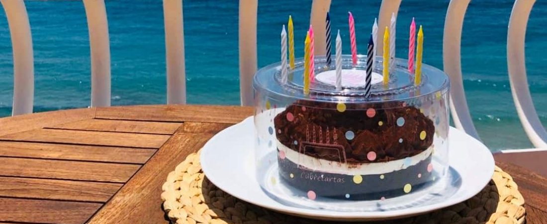 Un emprendimiento español crea cubretartas para soplar las velas de un pastel en plena pandemia y sin riesgo de contagio 1