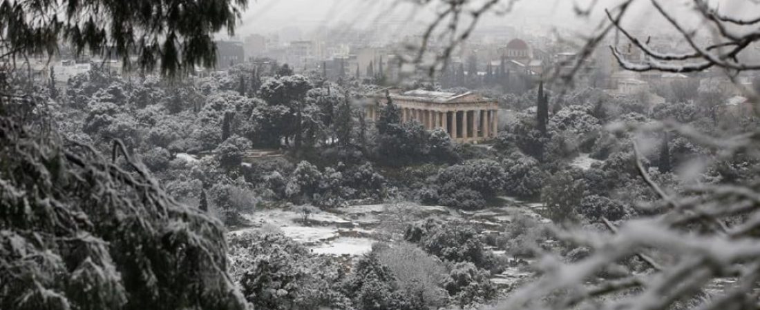 Un fuerte temporal de nieve deja impresionantes imágenes de Grecia cubierta de blanco-2