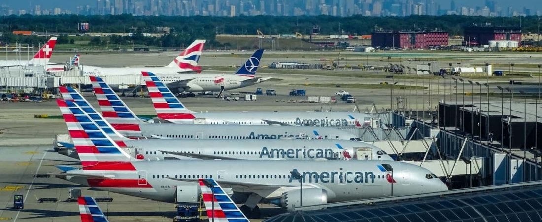 Un pasajero de avión abrió la puerta de emergencia, saltó al ala y fue arrestado