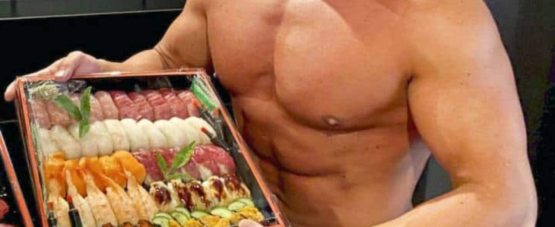 Un restaurante de sushi en Japón creó Delivery Macho para aumentar la demanda con fisicoculturistas como repartidores