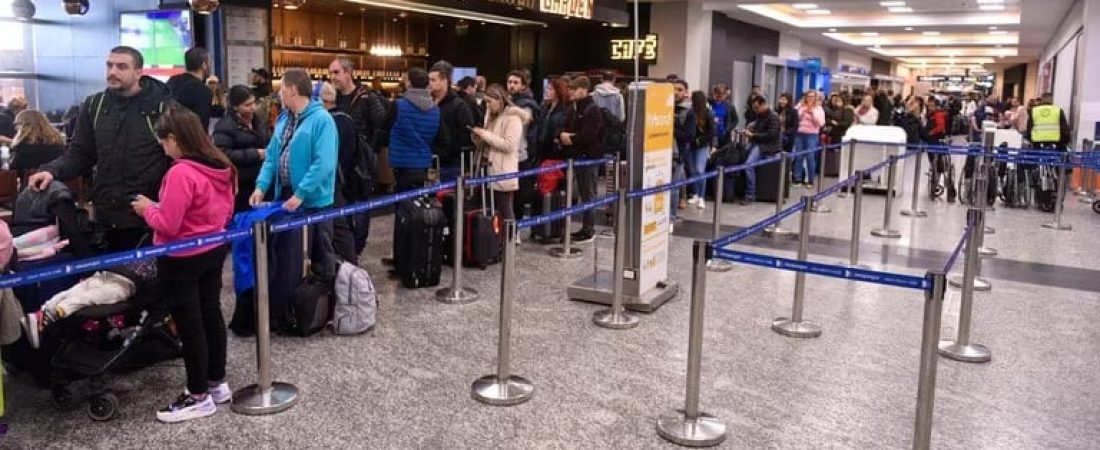 Un sorpresivo paro de maleteros obligó a la cancelación de 40 vuelos en Argentina hay casi 10.000 pasajeros afectados en Aeroparque, Ezeiza y Córdoba-1