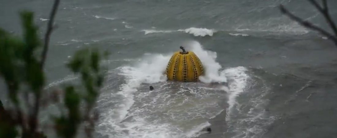 Un tifón en las islas Seto de Japón arrastró la icónica escultura de 'Calabaza' de Yayoi Kusama al mar-1