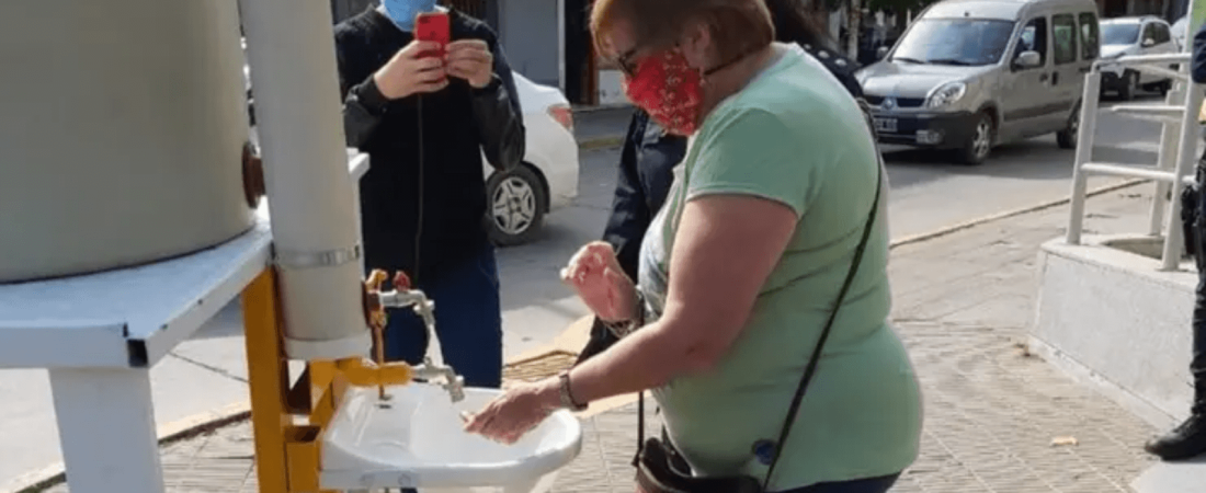 Un vecino donó un lavamanos para que los 15.000 habitantes de una localidad argentina puedan higienizarse en la calle 4