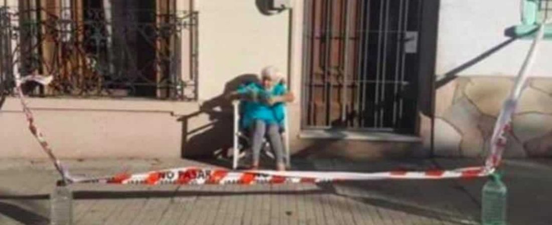 Una anciana uruguaya cercó parte de su vereda para poder tomar mates sentada al sol