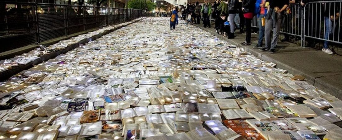 Una-calle-en-Canadá-cubierta-con-10000-libros-para-los-amantes-de-la-lectura-1280x720