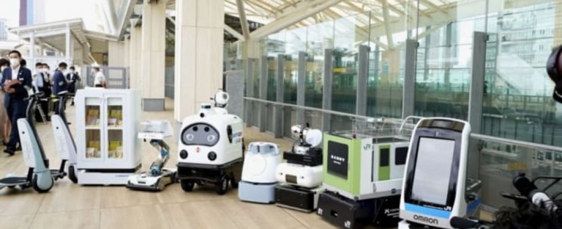 Una línea de trenes en Tokio presenta robots diseñados para desinfectar las superficies de las estaciones 1