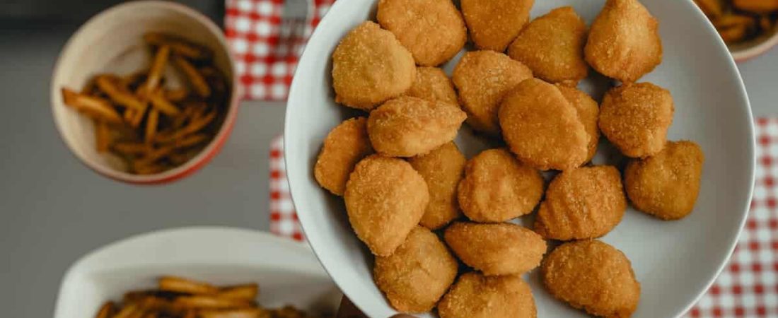 Una mujer lleva 22 años comiendo nuggets de pollo y papas fritas, y no puede comer otra cosa