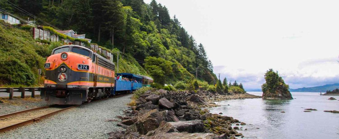 Viaje-en-tren-escenico-con-paradas-costeras-y-vagones-abiertos-intriper.jpg