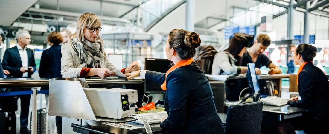 Viajera-es-expulsada-de-vuelo-tras-escandalo-por-equipaje-de-mano-intriper.jpg