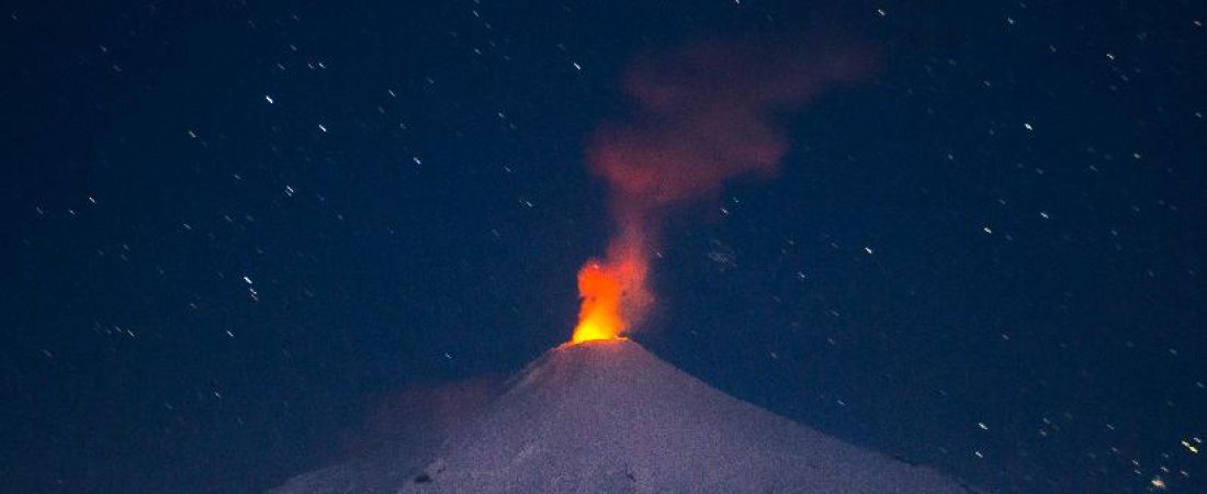 Video El impresionante timelapse de una noche de estrellas frente al Volcán Villarrica en Chile