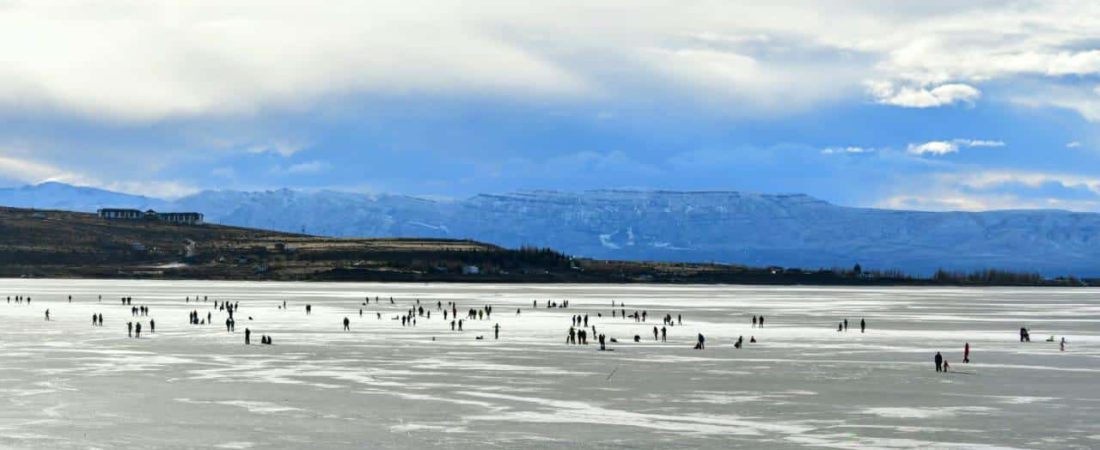 Video Por las bajas temperaturas, un lago en El Calafate se convierte en la pista de hielo más grande de Sudamérica 3