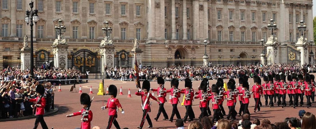 Vuelve el cambio de guardia al Palacio de Buckingham luego de más de 1 año