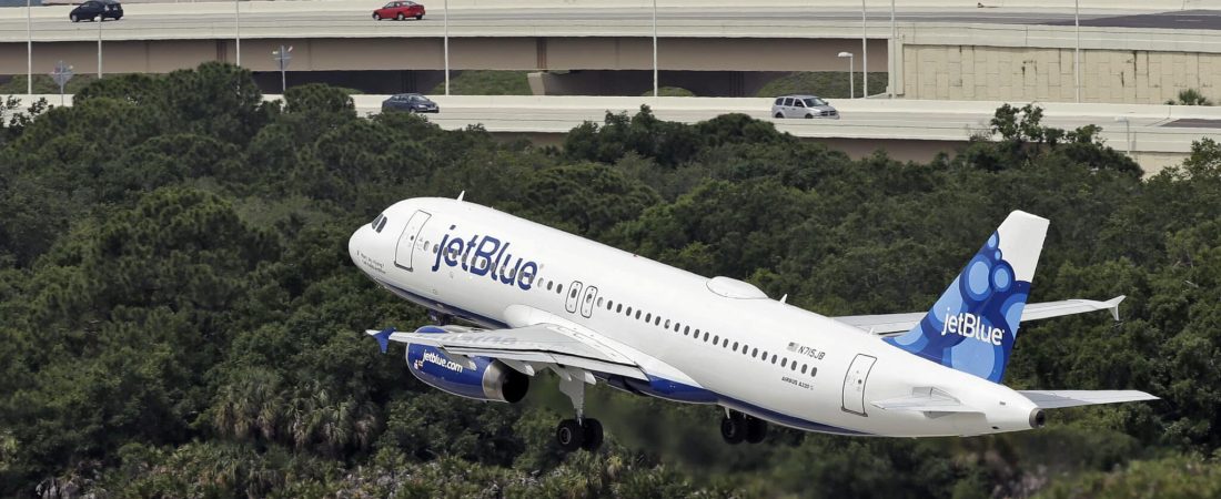 ARCHIVO – Un Airbus A320-232 de JetBlue Airways despega del Aeropuerto Internacional de Tampa, en Tampa, Florida, el 15 de mayo de 2014 (AP Foto/Chris O'Meara, Archivo)