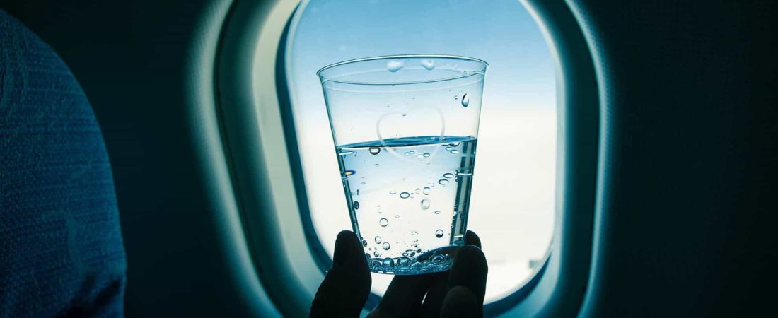 nunca debes tomar agua en los aviones