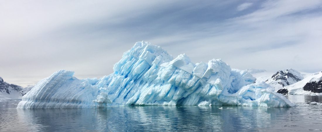Un enorme iceberg se desprendió cerca de la estación británica de la Antártida
