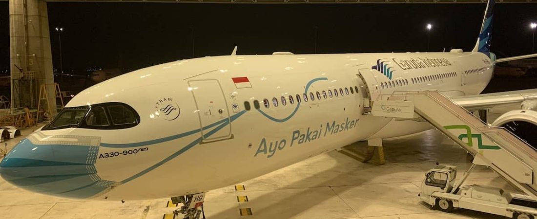 Indonesia: esta aerolínea pintó barbijos en sus aviones como apoyo a la iniciativa del gobierno para utilizar mascarillas