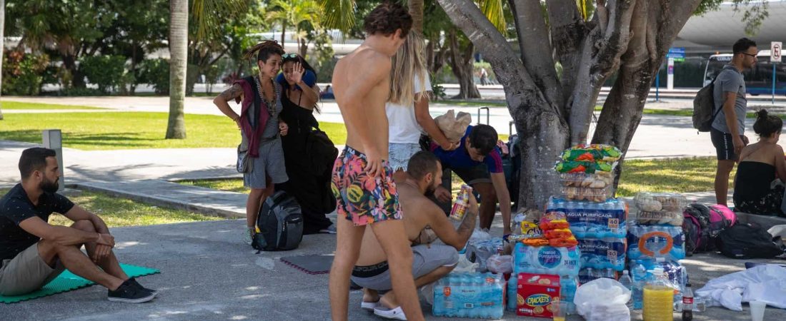 Turistas reciben alimentos y bebidas este martes en el aeropuerto internacional de Cancún, en el estado de Quintana Roo (México). EFE/Lourdes Cruz