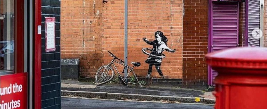 Inglaterra: una nueva obra de Banksy apareció en una pared de Nottingham, junto a un salón de belleza