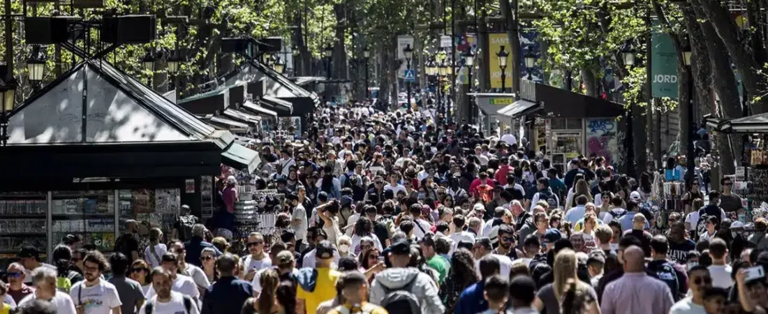 barcelona-rambla-con-muchos-turistas-01