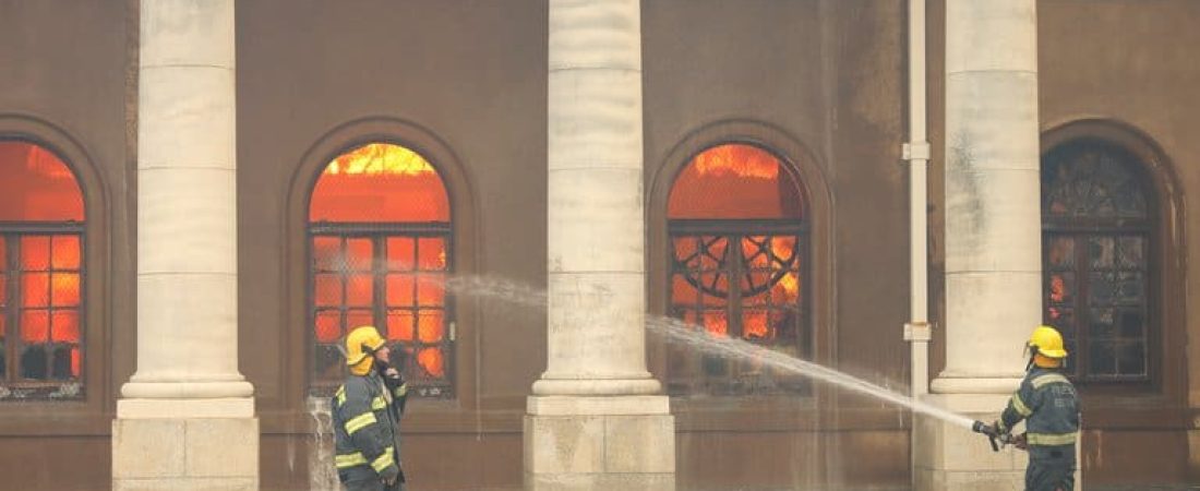 biblioteca-Universidad-de-Ciudad-del-Cabo-incendio-2