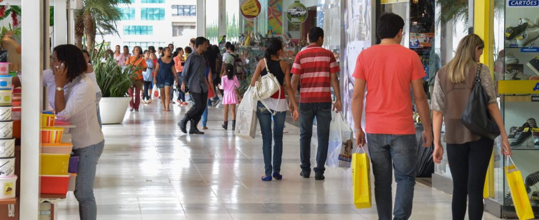 Shopping no centro de Brasília tem movimento intenso no último fim de semana antes do Natal