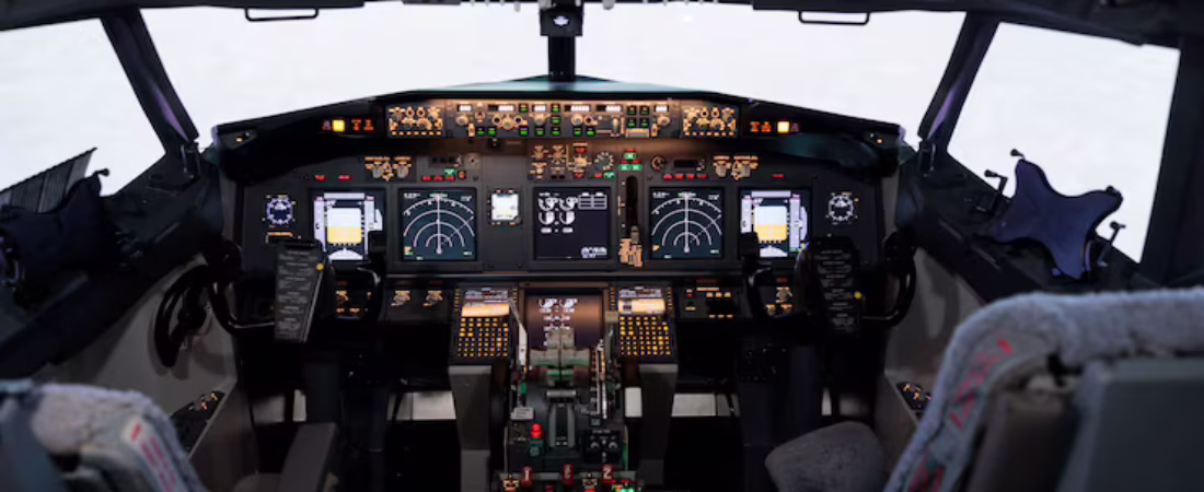 cabina-avion-vacia-panel-navegacion-vuelo-electronico-comando-control-botones-palanca-tablero-no-hay-personas-cabina-avion-acelerar-motor-despegar_482257-46704