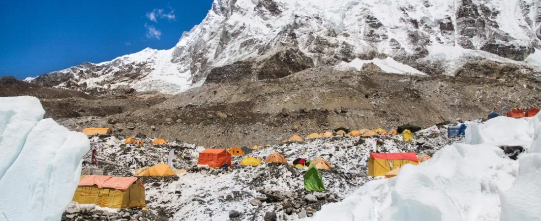 campamento-base-del-monte-everest-tiendas-de-campana-glaciar-khumbu