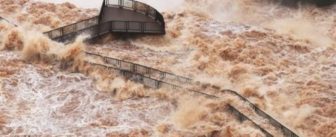 cataratas-del-iguazu-permanecen-cerradas-por-la-extraordinaria-crecida-y-danos-en-las-pasarelas-argentina-brasil-garganta-del-diablo-lluvia-rio-1698743353106_512