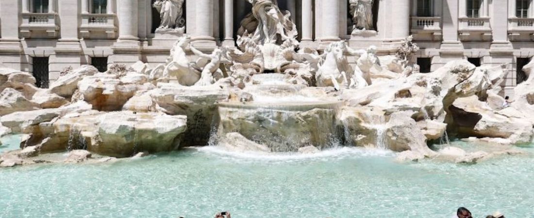 cnne-1437381-italy-rome-trevi-tourists