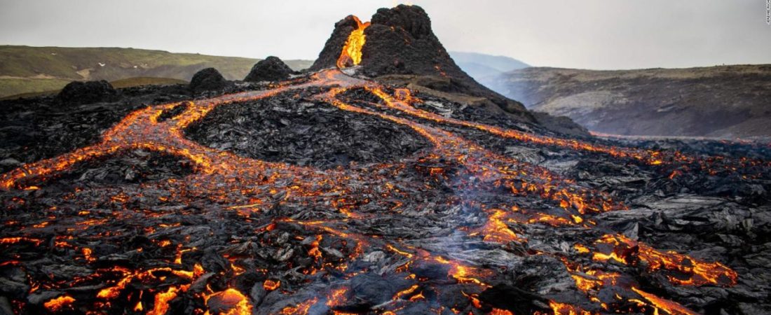 cnne-971922-dron-graba-rio-de-lava-en-volcan-en-erupcion-en-islandia
