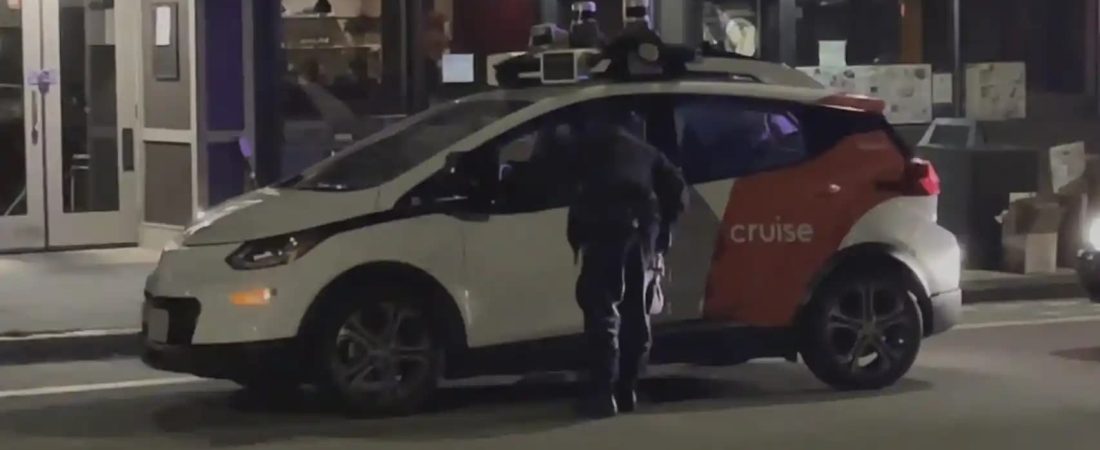 coche autónomo quiso fugarse de un control policial y la reacción del propio vehículo se vuelve viral