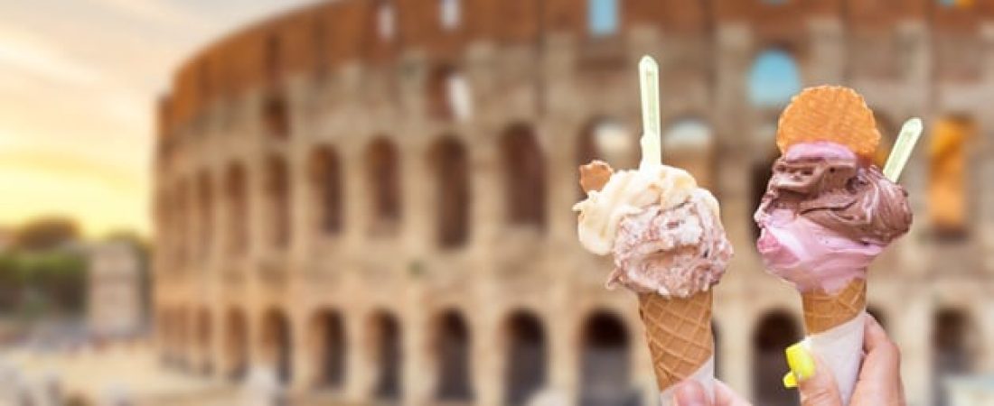 coliseo-roma-italia-helado-italiano-gelato-manos_136401-2411