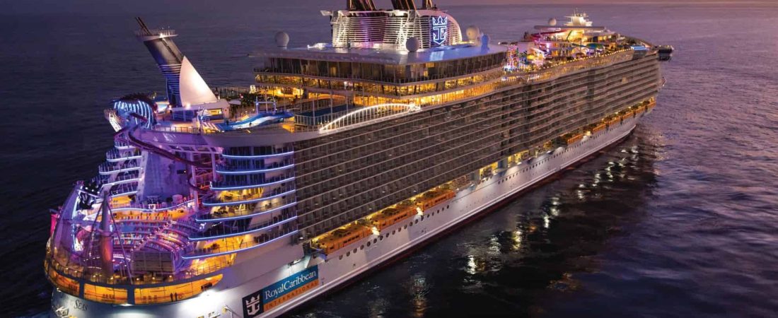 La compañía de cruceros Royal Caribbean evalúa buscar que su tripulación esté vacunada contra el COVID-19