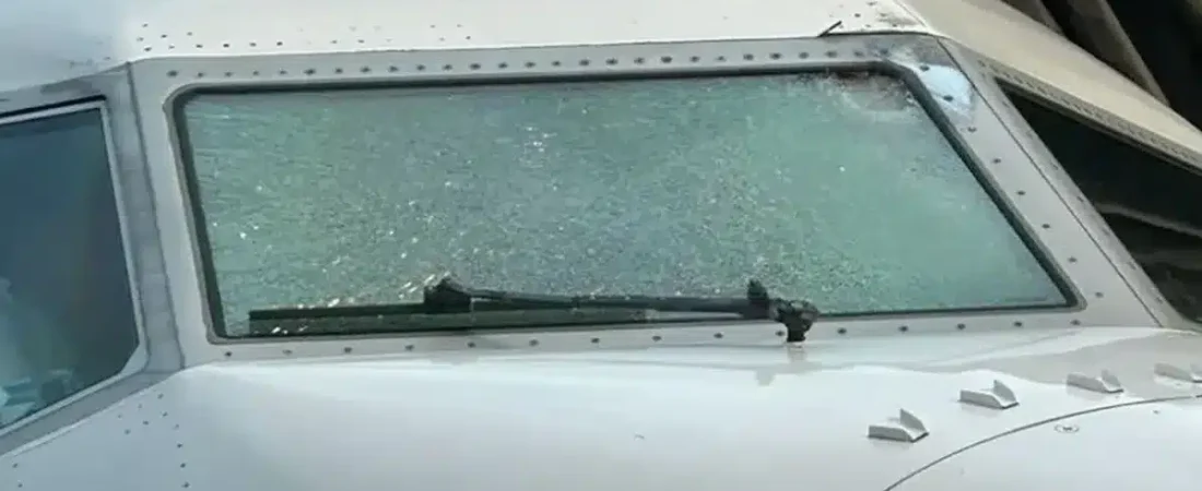 el-impacto-en-el-parabrisas-del-boeing-737-en-el-extremo-superior-derecho-16-9-aspect-ratio-default_da39-2