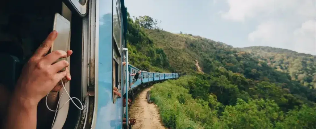 el-tren-discurre-por-paisajes-naturales-unicos-imagen-de-archivo_8c8b