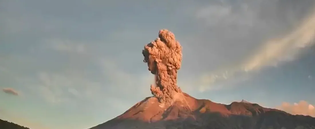 el-volcan-canlaon-escupe-una-columna-de-cenizas-sobre-la-isla-de-negros-en-filipinas