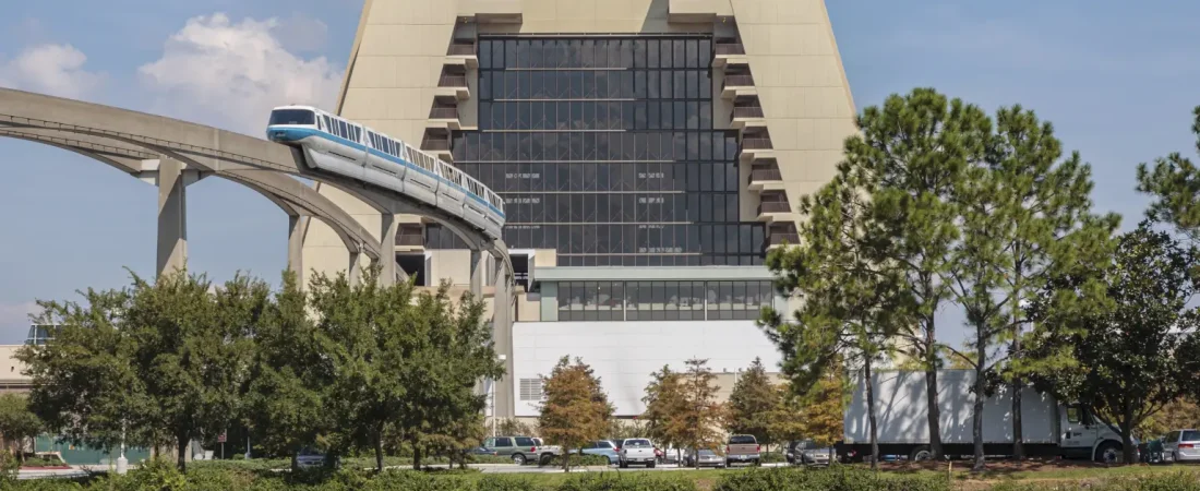 electric-monorail-train-leaving-contemporary-113521943