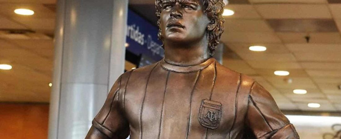 eterno-estatua-maradona-aeropuerto-ezeiza