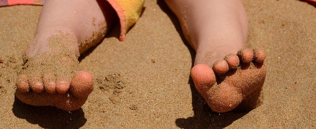 pies-feet-sand-summer-holidays