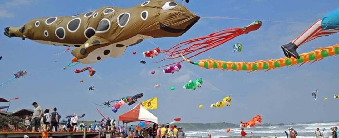 Taiwán: una niña vuela a varios metros de altura sujetada a una cometa descontrolada por fuertes vientos