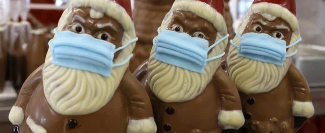 figuras de chocolate de Papá Noel con mascarilla