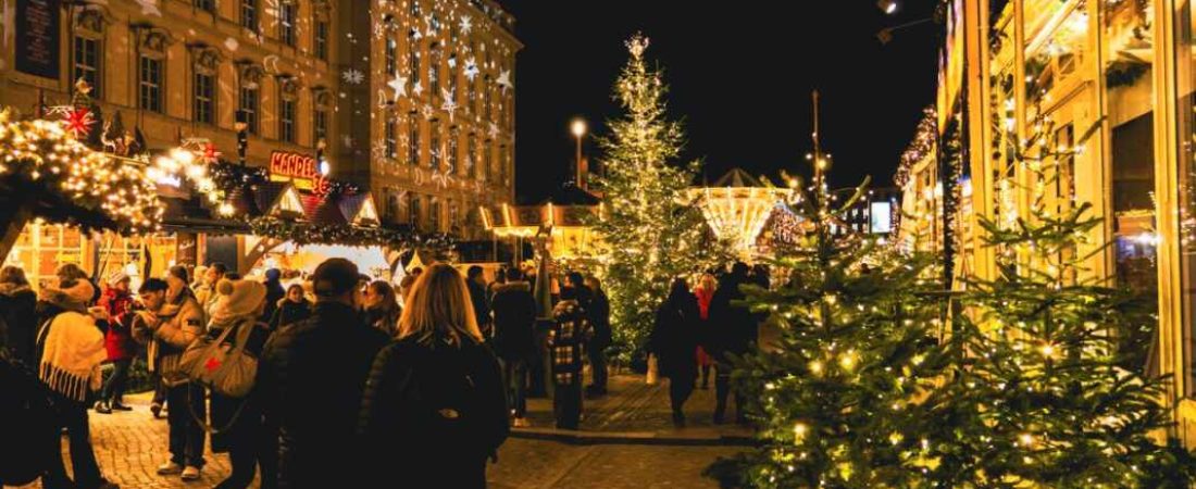 free-photo-of-vibrant-night-christmas-market-celebration-1068x636