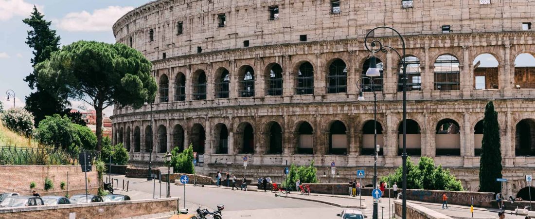 Un turista irlandés fue atrapado por seguridad marcando sus iniciales en el Coliseo Romano