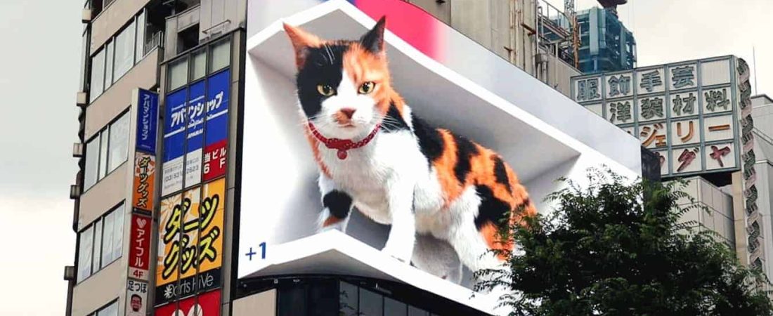 Un gato gigante es el protagonista de la publicidad de las calles de Tokio