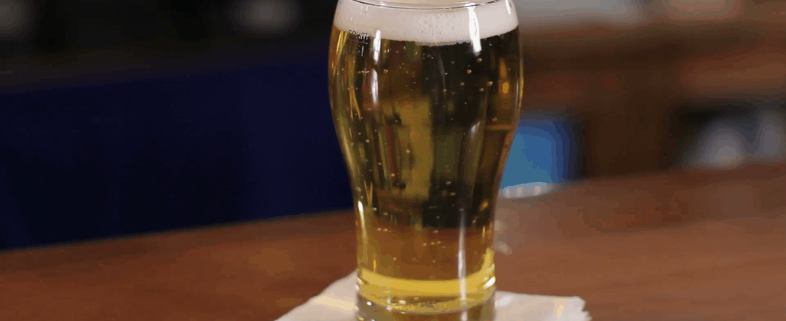 glass-of-beer-on-wooden-bar-counter-close-up-shot_sunpes8v__F0000