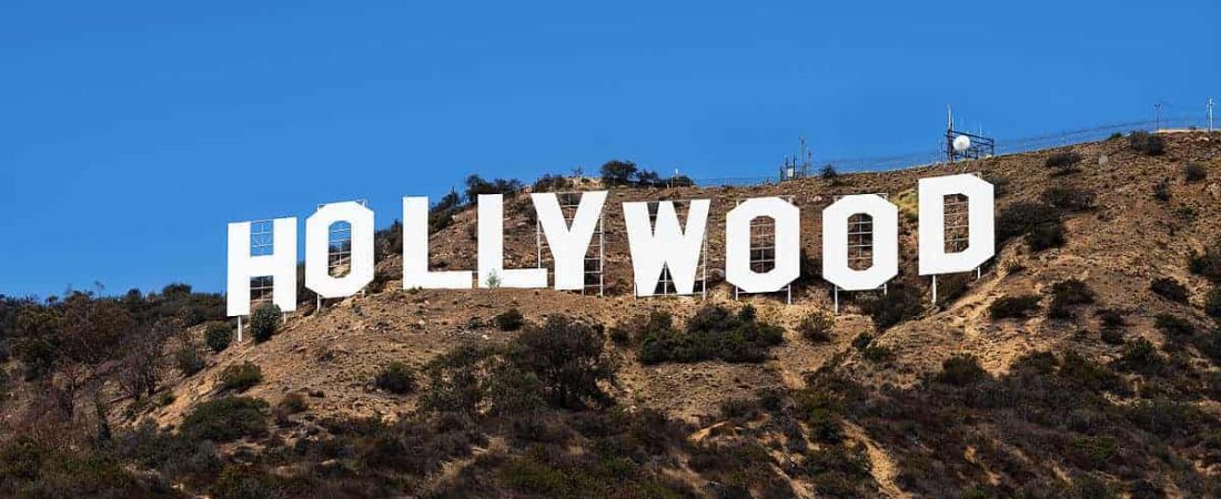 Seis personas intervinieron el cartel de Hollywood, lo cambiaron a 'Hollyboob" y terminaron detenidas